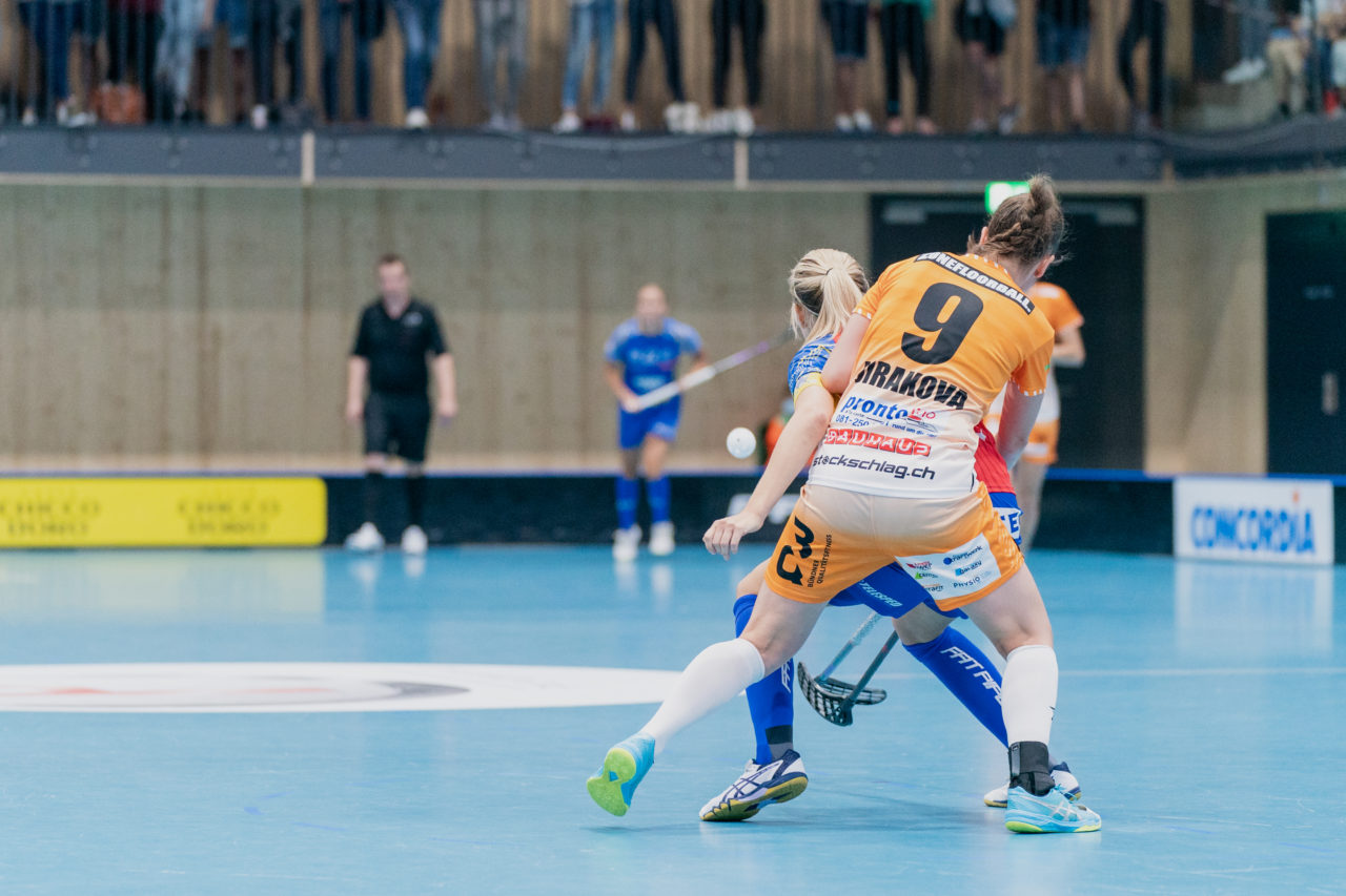 Frauen NLA Runde 2 2020/21, Switzerland: 20.09.2020, Kloten, Stighag, Nela Jiráková (Nr. 9, piranha chur) verteidigt gegen Michelle Wiki (Nr. 6, Kloten-Dietlikon Jets) 

Credit: Claudio Schwarz, unihockey-fotos.ch