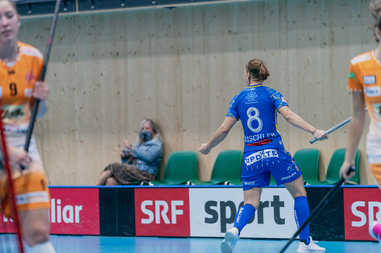 Frauen NLA Runde 2 2020/21, Switzerland: 20.09.2020, Kloten, Stighag, Brigitte Mischler (Nr. 8, Kloten-Dietlikon Jets) bejubelt das 2:1

Credit: Claudio Schwarz, unihockey-fotos.ch