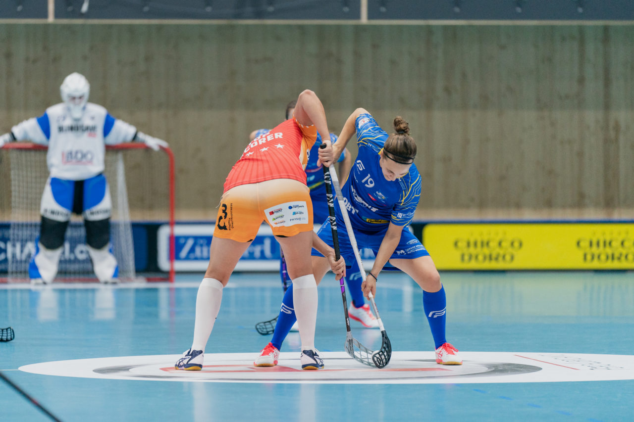 Frauen NLA Runde 2 2020/21, Switzerland: 20.09.2020, Kloten, Stighag, Julia Suter (Nr. 19, Kloten-Dietlikon Jets) am Bully gegen Corin Rüttimann (Nr. 21, piranha chur) 

Credit: Claudio Schwarz, unihockey-fotos.ch