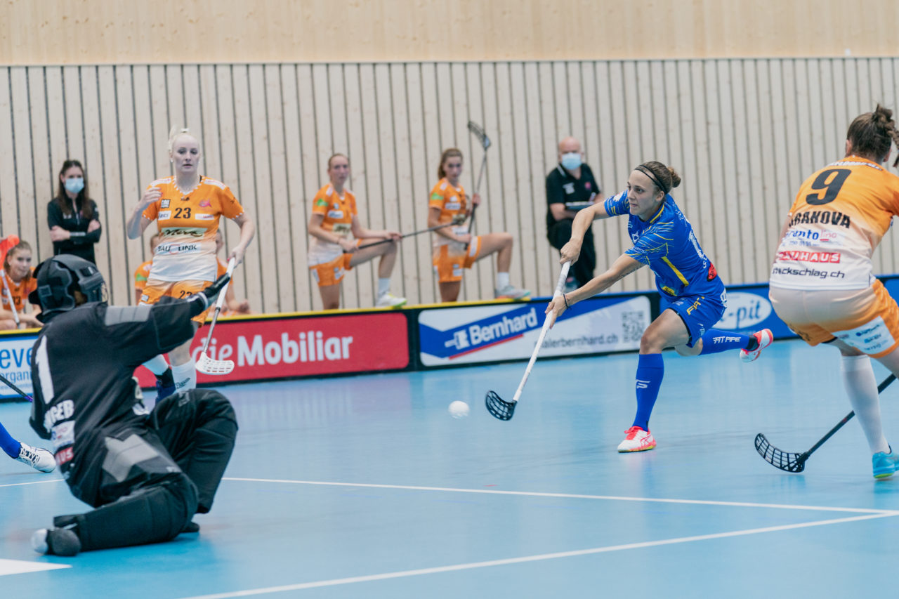 Frauen NLA Runde 2 2020/21, Switzerland: 20.09.2020, Kloten, Stighag, Julia Suter (Nr. 19, Kloten-Dietlikon Jets) vergibt gegen Jill Münger (Nr. 1, piranha chur) 

Credit: Claudio Schwarz, unihockey-fotos.ch