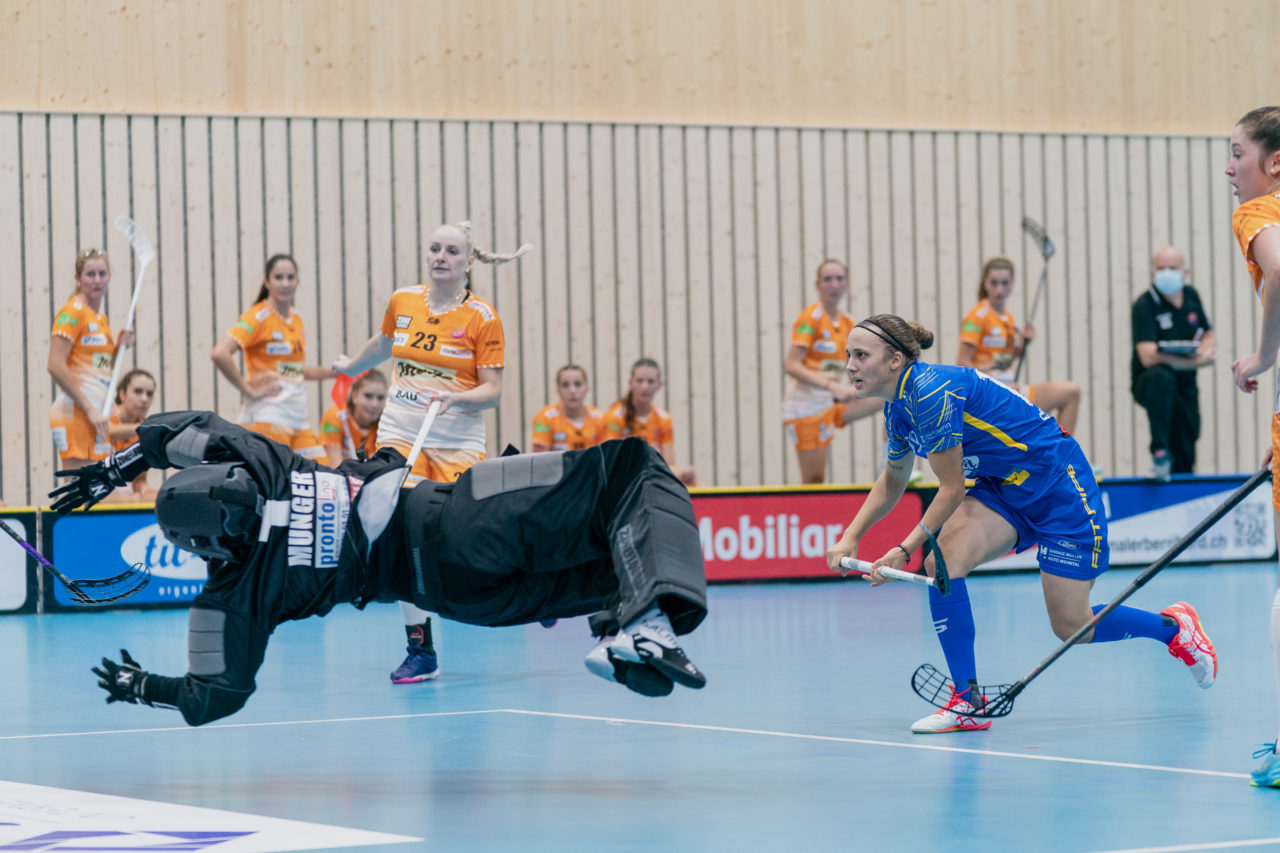 Frauen NLA Runde 2 2020/21, Switzerland: 20.09.2020, Kloten, Stighag, Julia Suter (Nr. 19, Kloten-Dietlikon Jets) vergibt gegen Jill Münger (Nr. 1, piranha chur) 

Credit: Claudio Schwarz, unihockey-fotos.ch