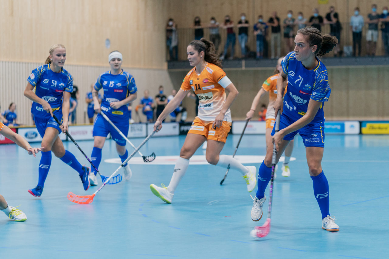 Frauen NLA Runde 2 2020/21, Switzerland: 20.09.2020, Kloten, Stighag, Nina Metzger (Nr. 71, Kloten-Dietlikon Jets) spielt den Ball

Credit: Claudio Schwarz, unihockey-fotos.ch