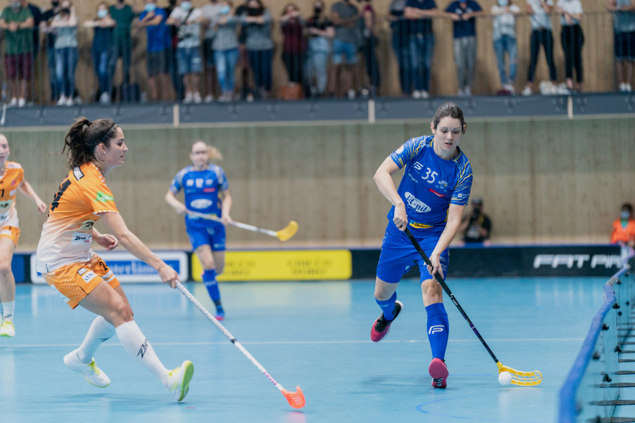 Frauen NLA Runde 2 2020/21, Switzerland: 20.09.2020, Kloten, Stighag, Christelle Wohlhauser (Nr. 35, Kloten-Dietlikon Jets) am Ball

Credit: Claudio Schwarz, unihockey-fotos.ch