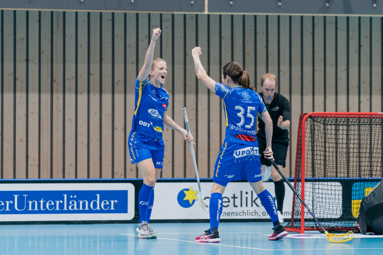 Frauen NLA Runde 2 2020/21, Switzerland: 20.09.2020, Kloten, Stighag, Mirjam Hintermann (Nr. 9, Kloten-Dietlikon Jets) und Christelle Wohlhauser (Nr. 35, Kloten-Dietlikon Jets) bejubeln das 3:3

Credit: Claudio Schwarz, unihockey-fotos.ch
