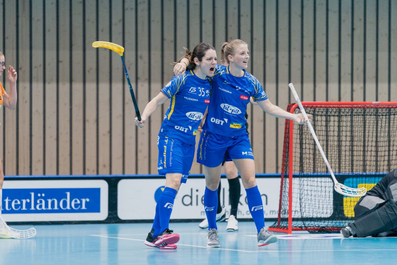 Frauen NLA Runde 2 2020/21, Switzerland: 20.09.2020, Kloten, Stighag, Christelle Wohlhauser (Nr. 35, Kloten-Dietlikon Jets) jubelt mit Mirjam Hintermann (Nr. 9, Kloten-Dietlikon Jets) 

Credit: Claudio Schwarz, unihockey-fotos.ch