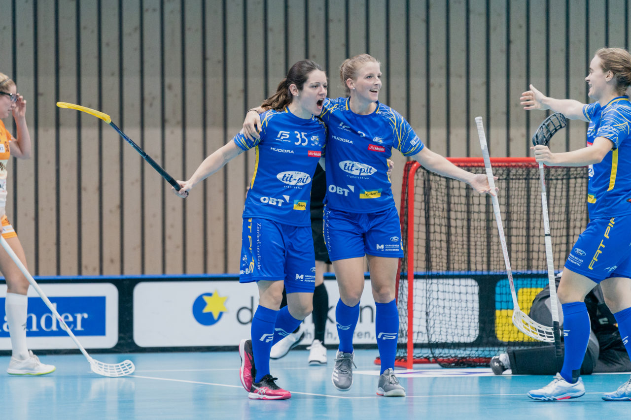 Frauen NLA Runde 2 2020/21, Switzerland: 20.09.2020, Kloten, Stighag, Christelle Wohlhauser (Nr. 35, Kloten-Dietlikon Jets) jubelt mit Mirjam Hintermann (Nr. 9, Kloten-Dietlikon Jets) 

Credit: Claudio Schwarz, unihockey-fotos.ch