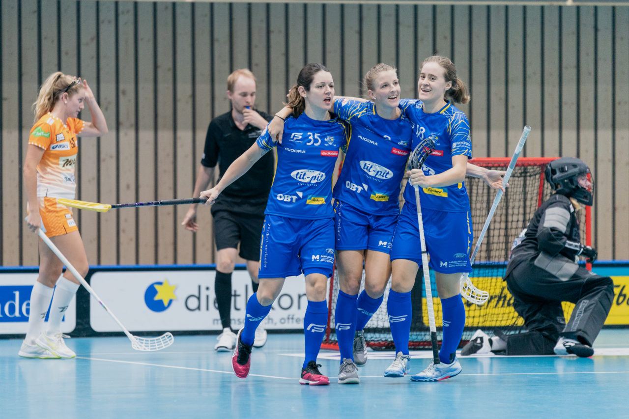 Frauen NLA Runde 2 2020/21, Switzerland: 20.09.2020, Kloten, Stighag, die Jets jubeln

Credit: Claudio Schwarz, unihockey-fotos.ch