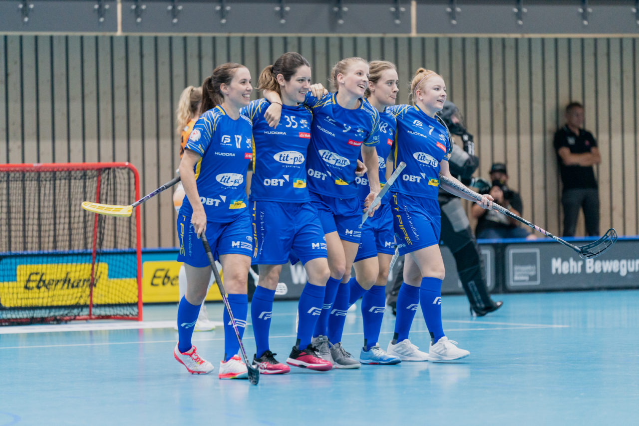 Frauen NLA Runde 2 2020/21, Switzerland: 20.09.2020, Kloten, Stighag, die Jets jubeln

Credit: Claudio Schwarz, unihockey-fotos.ch