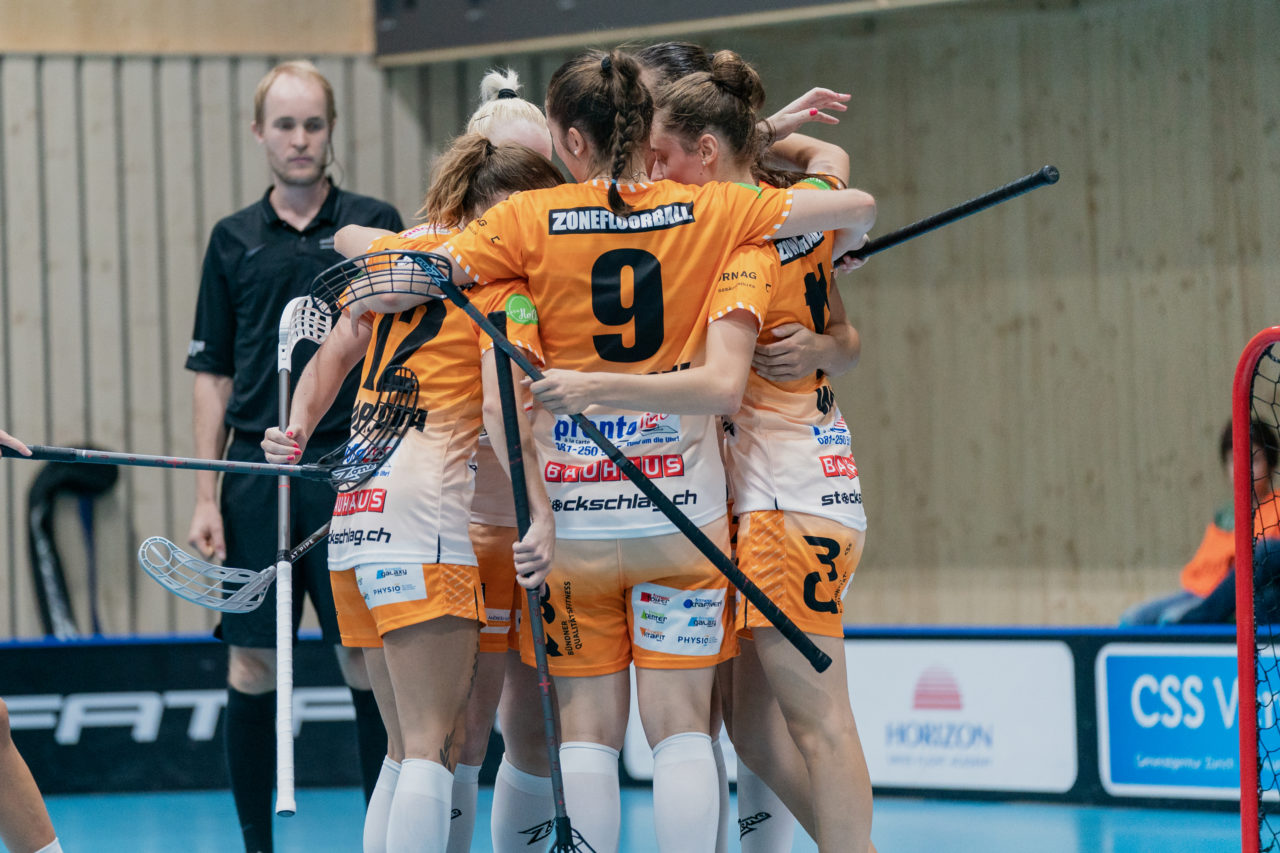 Frauen NLA Runde 2 2020/21, Switzerland: 20.09.2020, Kloten, Stighag, piranha jubelt über das 3:4

Credit: Claudio Schwarz, unihockey-fotos.ch