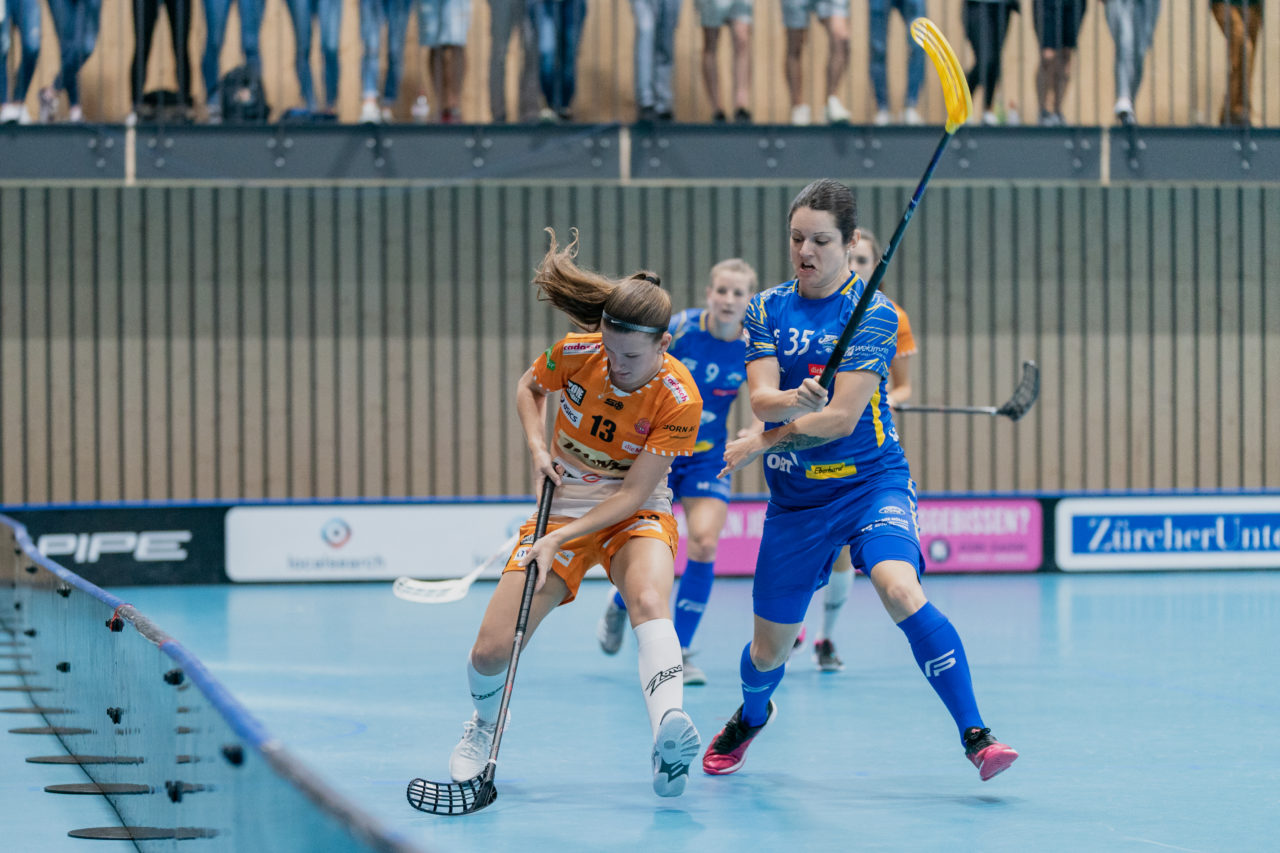 Frauen NLA Runde 2 2020/21, Switzerland: 20.09.2020, Kloten, Stighag, Alessandra Schneller (Nr. 13, piranha chur) im Zweikampf mit Christelle Wohlhauser (Nr. 35, Kloten-Dietlikon Jets) 

Credit: Claudio Schwarz, unihockey-fotos.ch