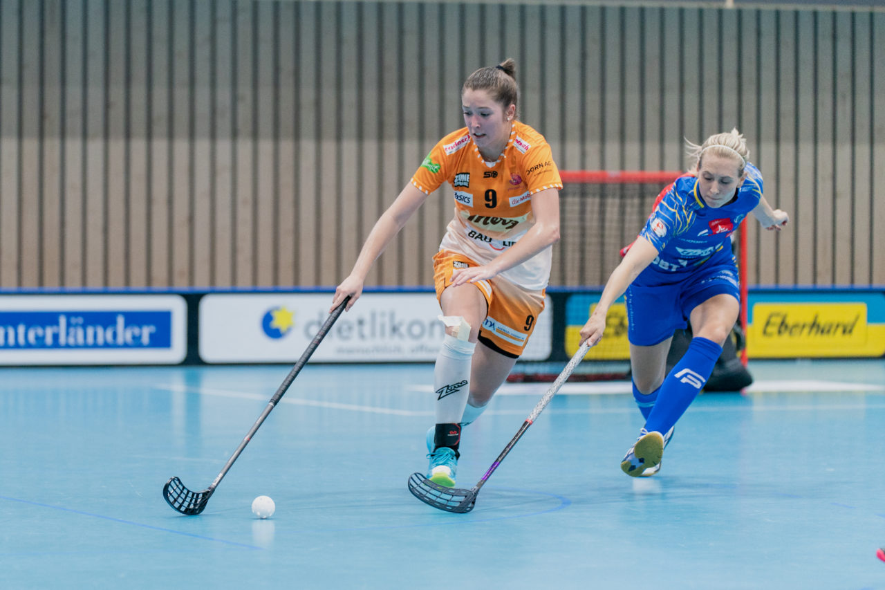 Frauen NLA Runde 2 2020/21, Switzerland: 20.09.2020, Kloten, Stighag, Michelle Wiki (Nr. 6, Kloten-Dietlikon Jets) versucht Nela Jiráková (Nr. 9, piranha chur) zu stören

Credit: Claudio Schwarz, unihockey-fotos.ch
