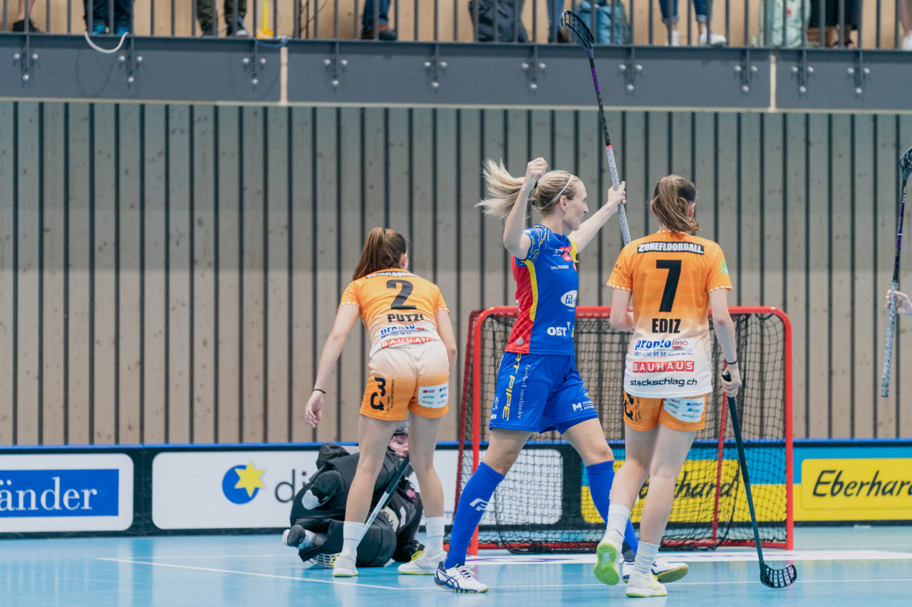 Frauen NLA Runde 2 2020/21, Switzerland: 20.09.2020, Kloten, Stighag, Michelle Wiki (Nr. 6, Kloten-Dietlikon Jets) bejubelt das 4:5

Credit: Claudio Schwarz, unihockey-fotos.ch
