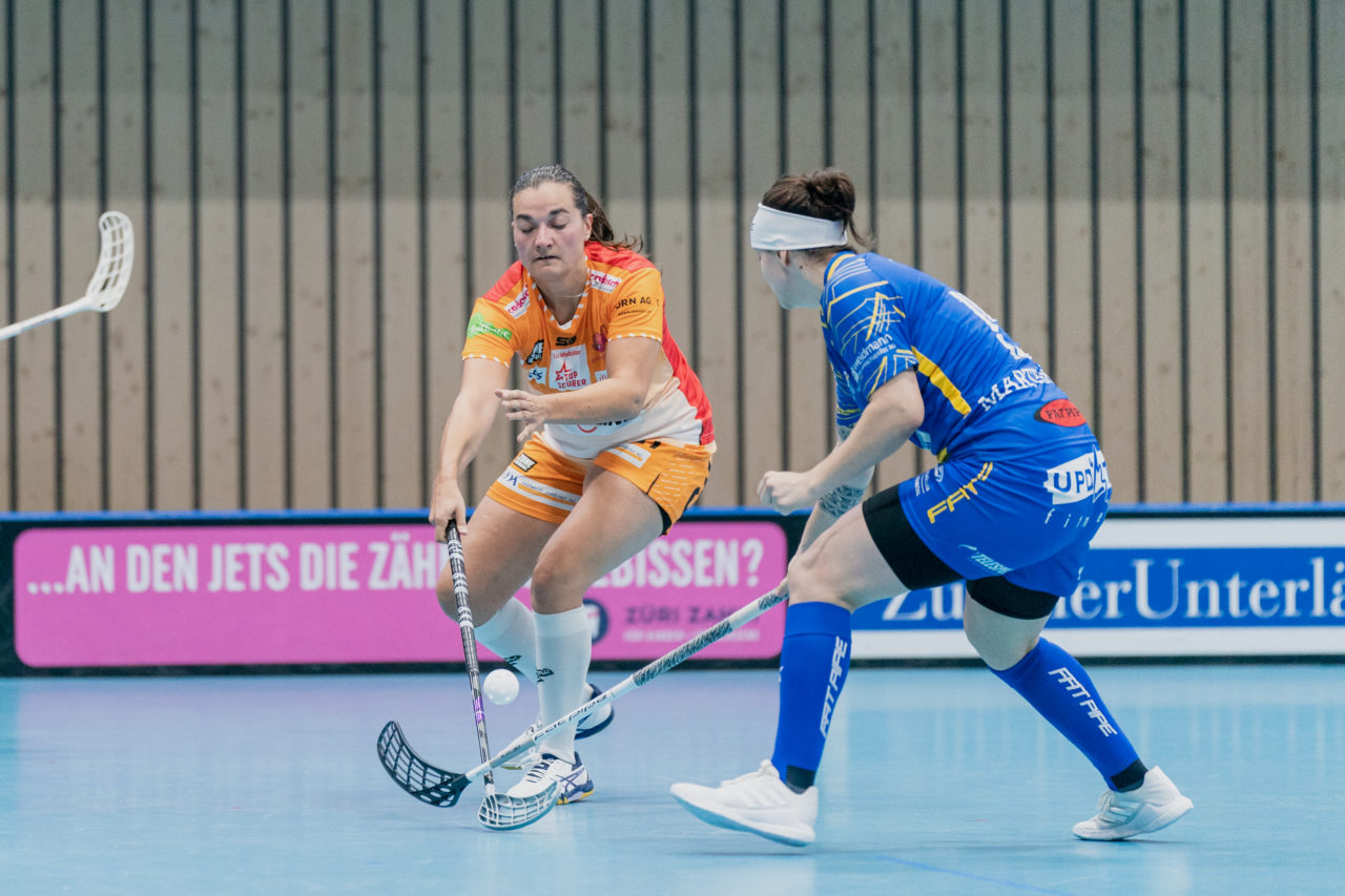 Frauen NLA Runde 2 2020/21, Switzerland: 20.09.2020, Kloten, Stighag, Corin Rüttimann (Nr. 21, piranha chur) gegen Natalie Martinakova (Nr. 15, Kloten-Dietlikon Jets) im Kampf um den Ball

Credit: Claudio Schwarz, unihockey-fotos.ch