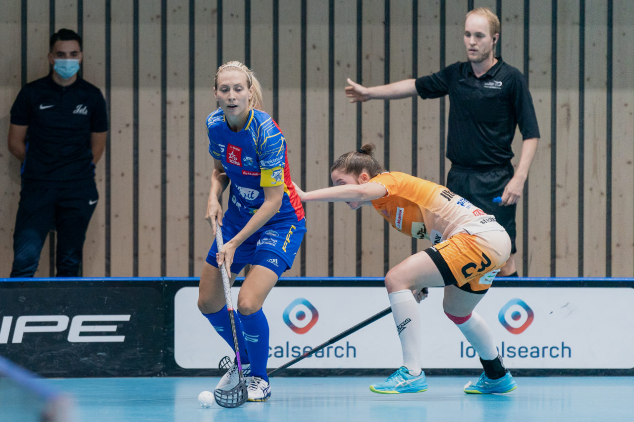 Frauen NLA Runde 2 2020/21, Switzerland: 20.09.2020, Kloten, Stighag, Nela Jiráková (Nr. 9, piranha chur) stört Michelle Wiki (Nr. 6, Kloten-Dietlikon Jets) 

Credit: Claudio Schwarz, unihockey-fotos.ch