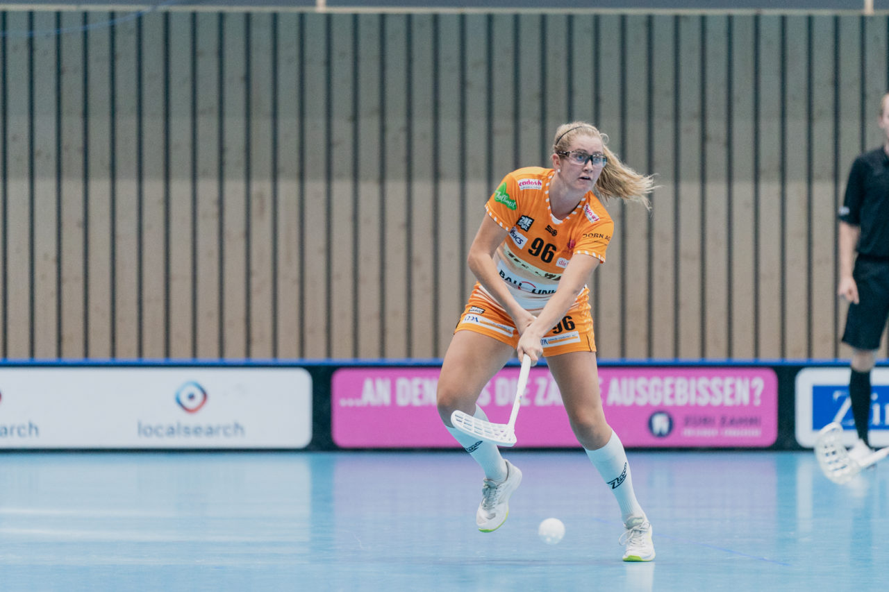Frauen NLA Runde 2 2020/21, Switzerland: 20.09.2020, Kloten, Stighag, Chiara Gredig (Nr. 96, piranha chur) spielt den Ball

Credit: Claudio Schwarz, unihockey-fotos.ch