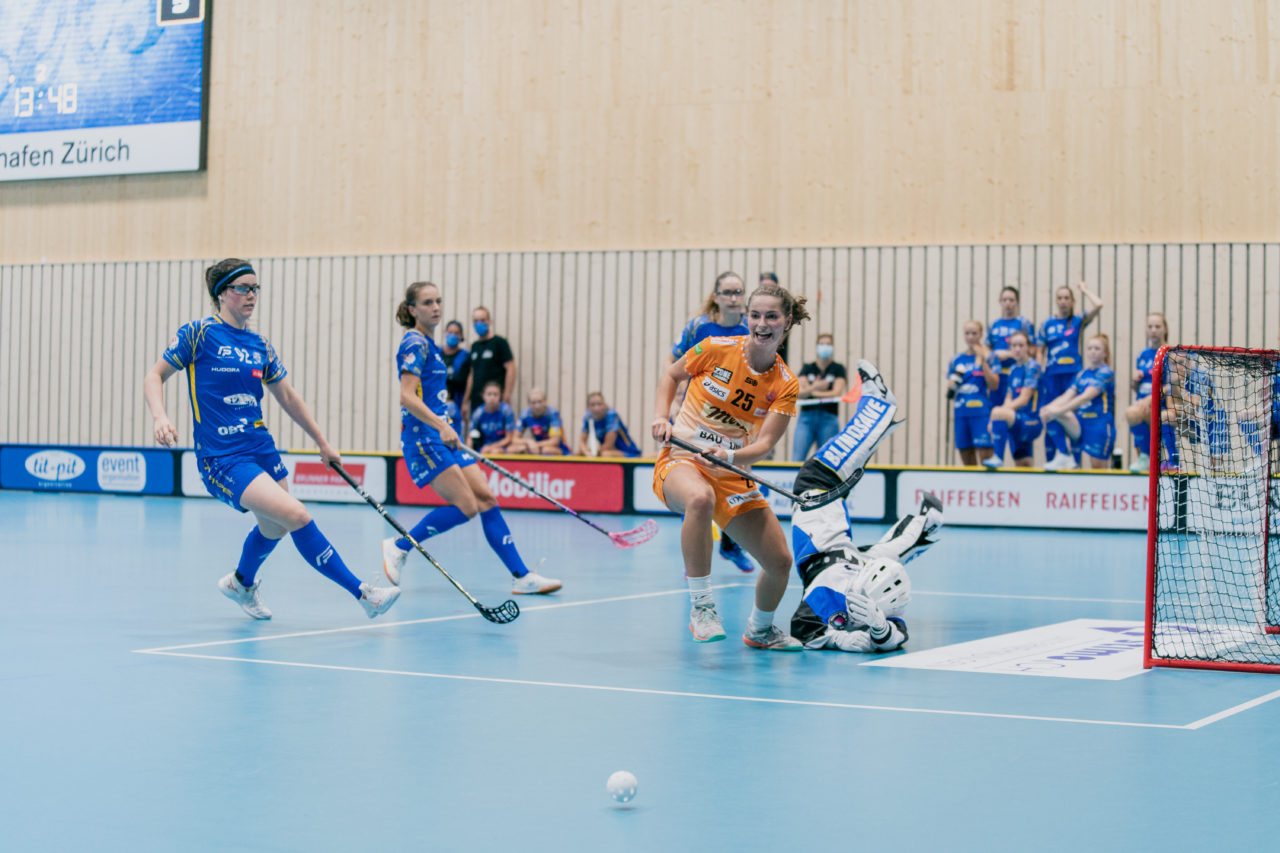 Frauen NLA Runde 2 2020/21, Switzerland: 20.09.2020, Kloten, Stighag, Gentiana Behluli (Nr. 25, piranha chur) verpasst vor dem Tor

Credit: Claudio Schwarz, unihockey-fotos.ch