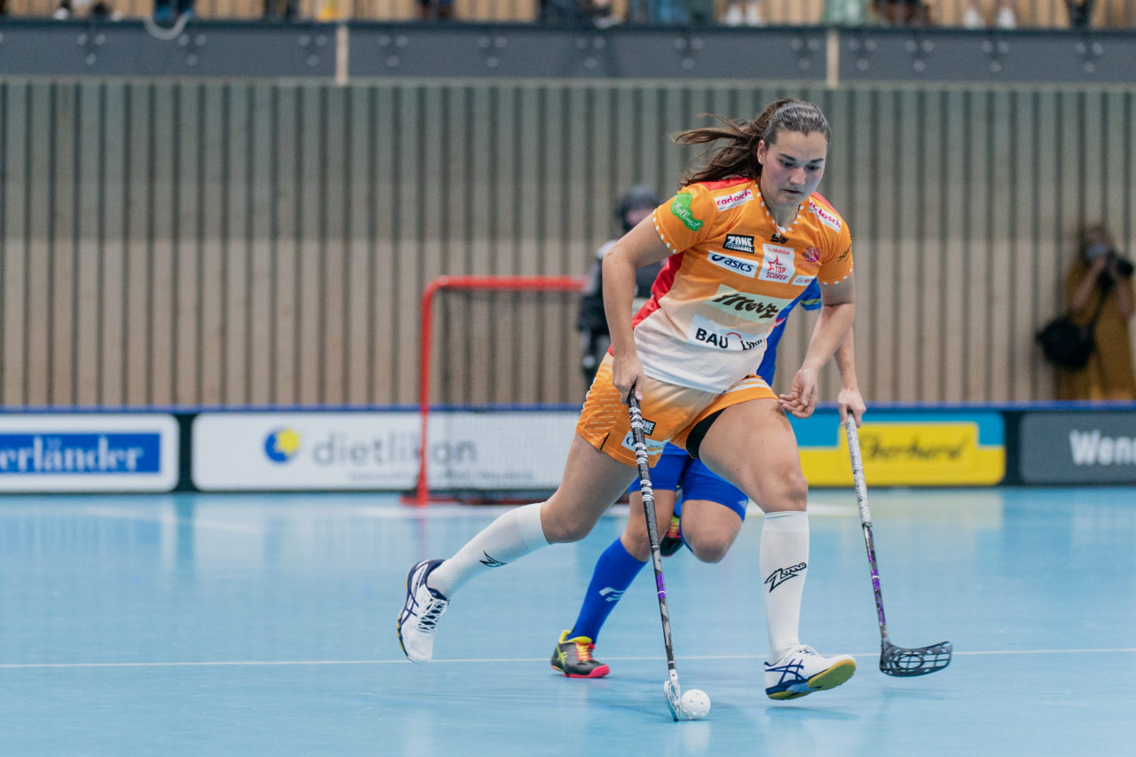 Frauen NLA Runde 2 2020/21, Switzerland: 20.09.2020, Kloten, Stighag, Corin Rüttimann (Nr. 21, piranha chur) am Ball

Credit: Claudio Schwarz, unihockey-fotos.ch