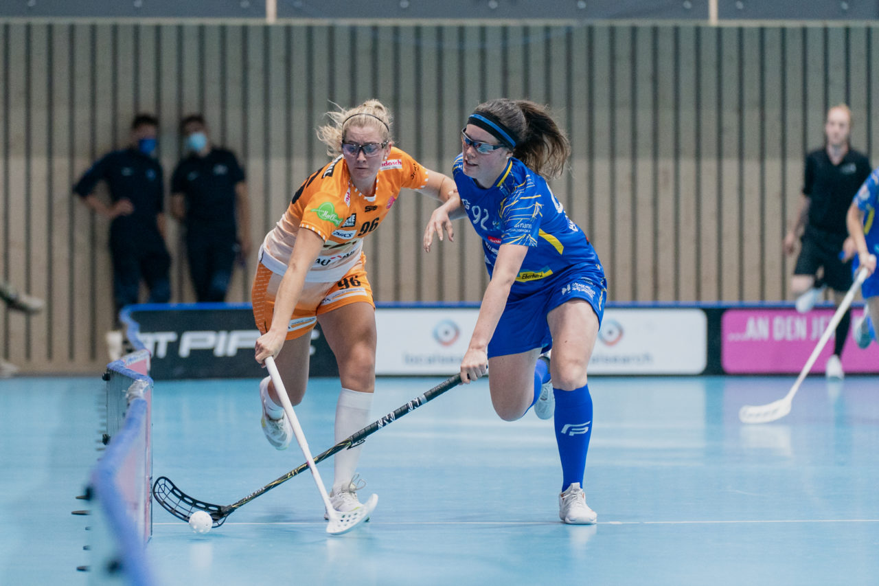 Frauen NLA Runde 2 2020/21, Switzerland: 20.09.2020, Kloten, Stighag, Chiara Gredig (Nr. 96, piranha chur) im Zweikampf mit Tanja Bühler (Nr. 92, Kloten-Dietlikon Jets) 

Credit: Claudio Schwarz, unihockey-fotos.ch