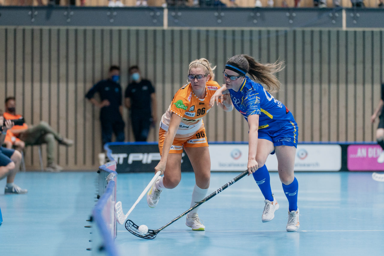 Frauen NLA Runde 2 2020/21, Switzerland: 20.09.2020, Kloten, Stighag, Chiara Gredig (Nr. 96, piranha chur) im Zweikampf mit Tanja Bühler (Nr. 92, Kloten-Dietlikon Jets) 

Credit: Claudio Schwarz, unihockey-fotos.ch