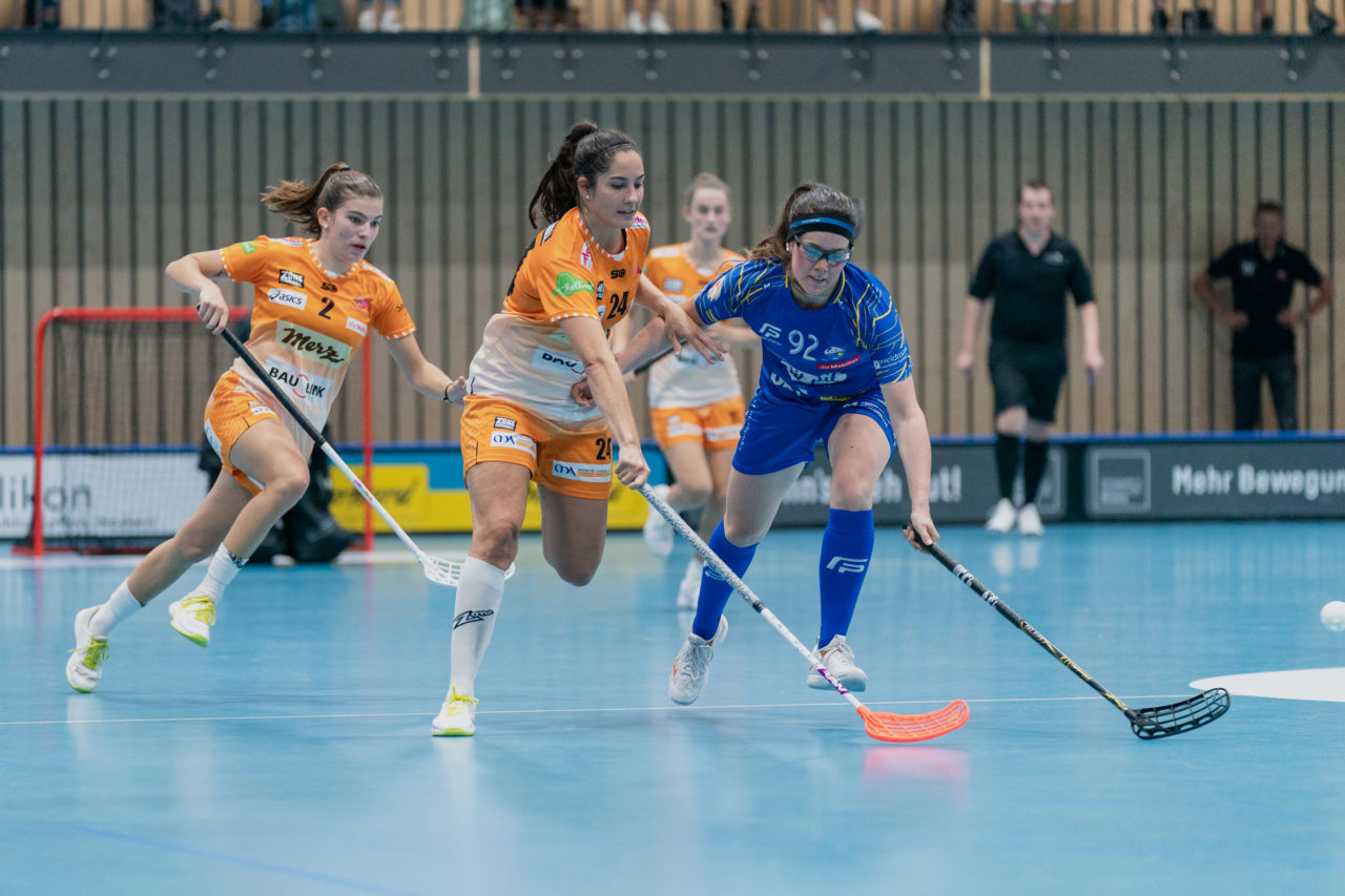 Frauen NLA Runde 2 2020/21, Switzerland: 20.09.2020, Kloten, Stighag, Flurina Marti (Nr. 24, piranha chur) im Zweikampf mit Tanja Bühler (Nr. 92, Kloten-Dietlikon Jets) 

Credit: Claudio Schwarz, unihockey-fotos.ch