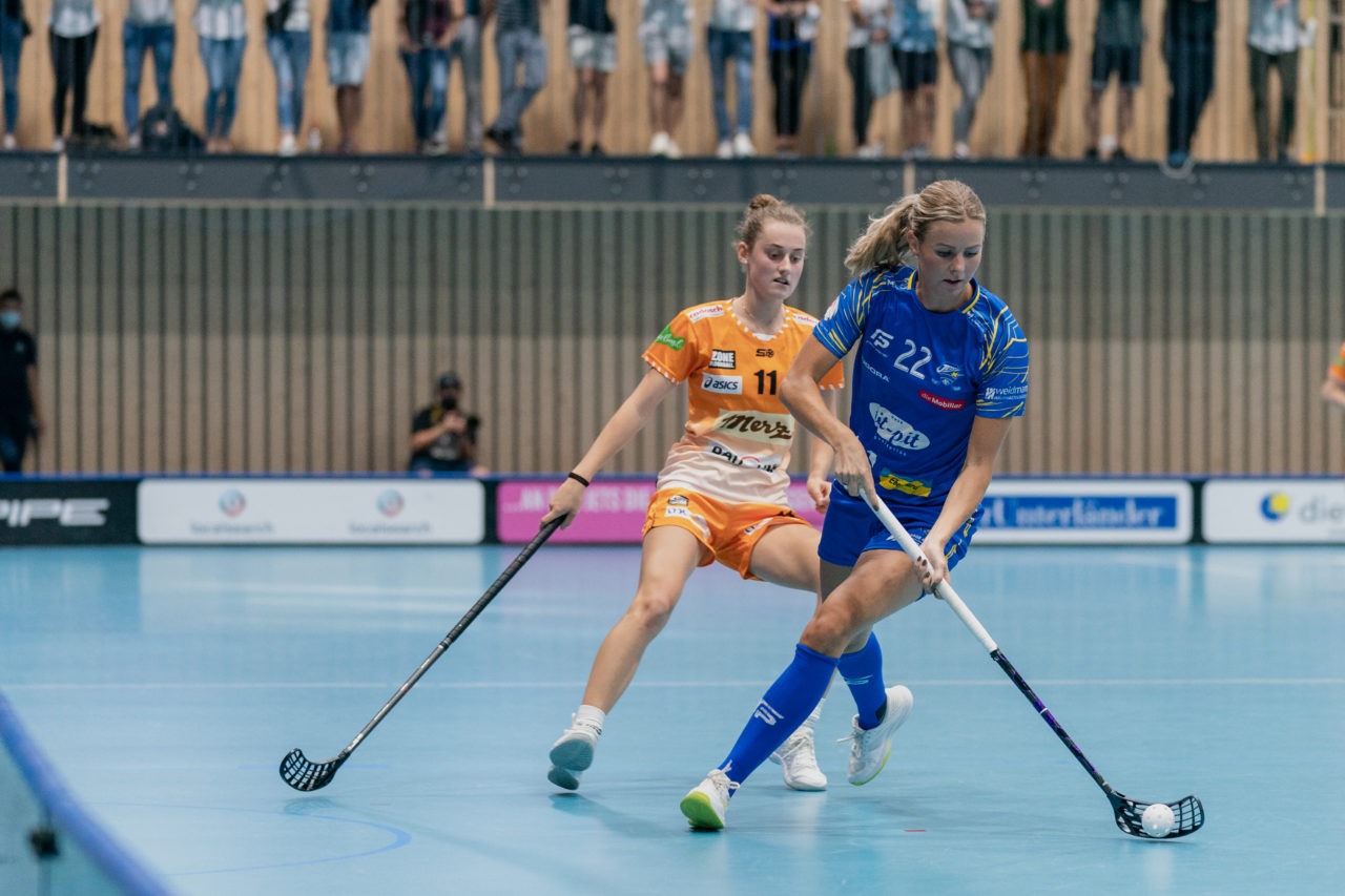 Frauen NLA Runde 2 2020/21, Switzerland: 20.09.2020, Kloten, Stighag, Leonie Wieland (Nr. 2, Kloten-Dietlikon Jets) am Ball

Credit: Claudio Schwarz, unihockey-fotos.ch