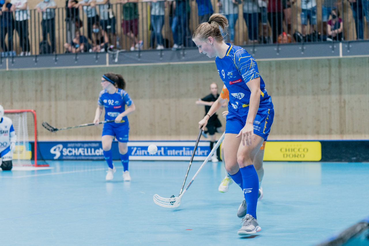 Frauen NLA Runde 2 2020/21, Switzerland: 20.09.2020, Kloten, Stighag, Mirjam Hintermann (Nr. 9, Kloten-Dietlikon Jets) am Ball

Credit: Claudio Schwarz, unihockey-fotos.ch
