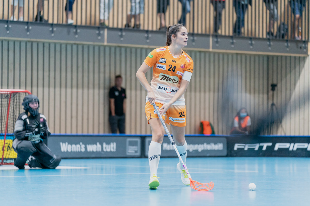 Frauen NLA Runde 2 2020/21, Switzerland: 20.09.2020, Kloten, Stighag, Flurina Marti (Nr. 24, piranha chur) am Ball

Credit: Claudio Schwarz, unihockey-fotos.ch