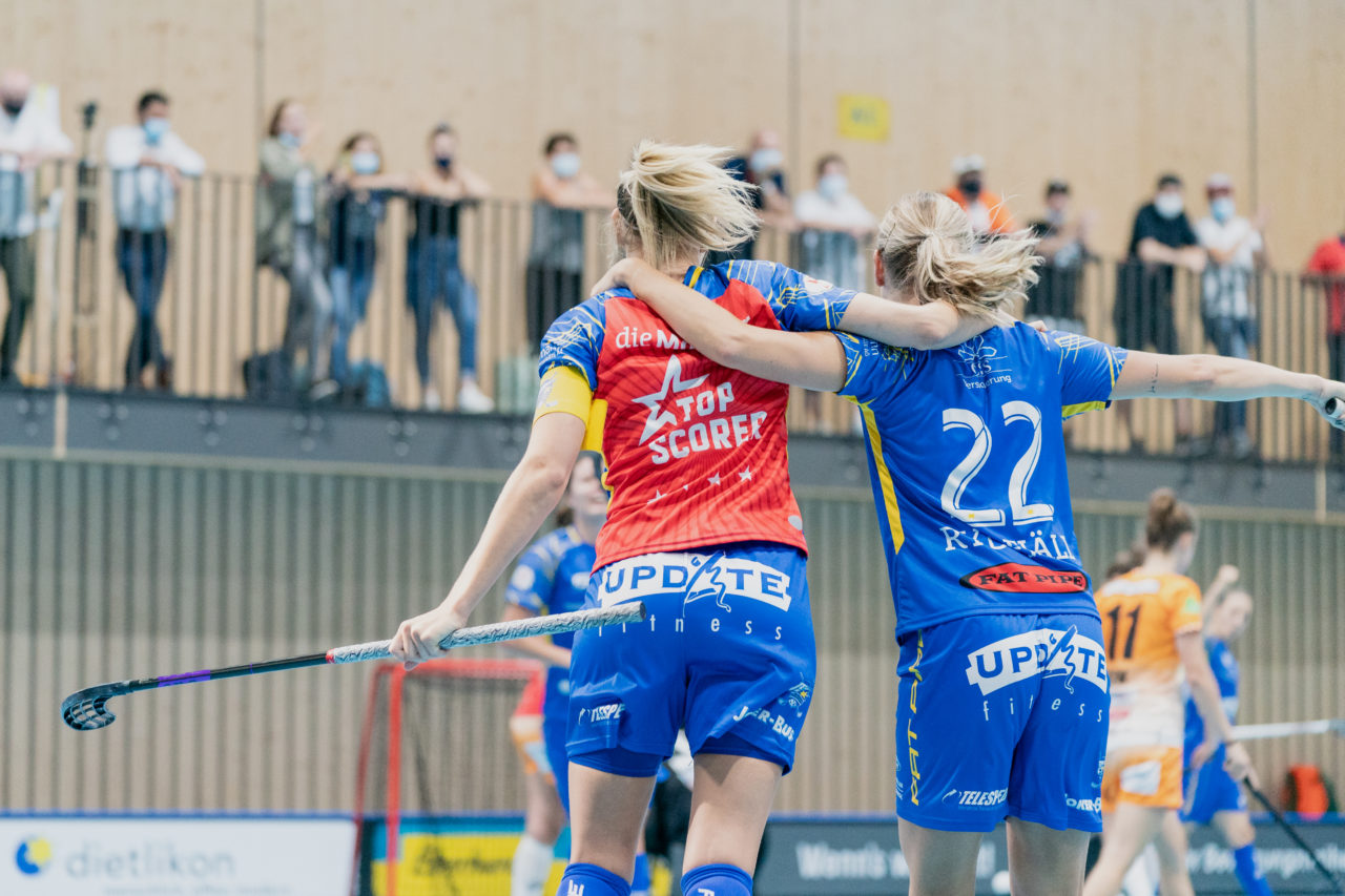 Frauen NLA Runde 2 2020/21, Switzerland: 20.09.2020, Kloten, Stighag, Michelle Wiki (Nr. 6, Kloten-Dietlikon Jets) jubelt mit Iza Rydfjäll (Nr. 22, Kloten-Dietlikon Jets) 

Credit: Claudio Schwarz, unihockey-fotos.ch