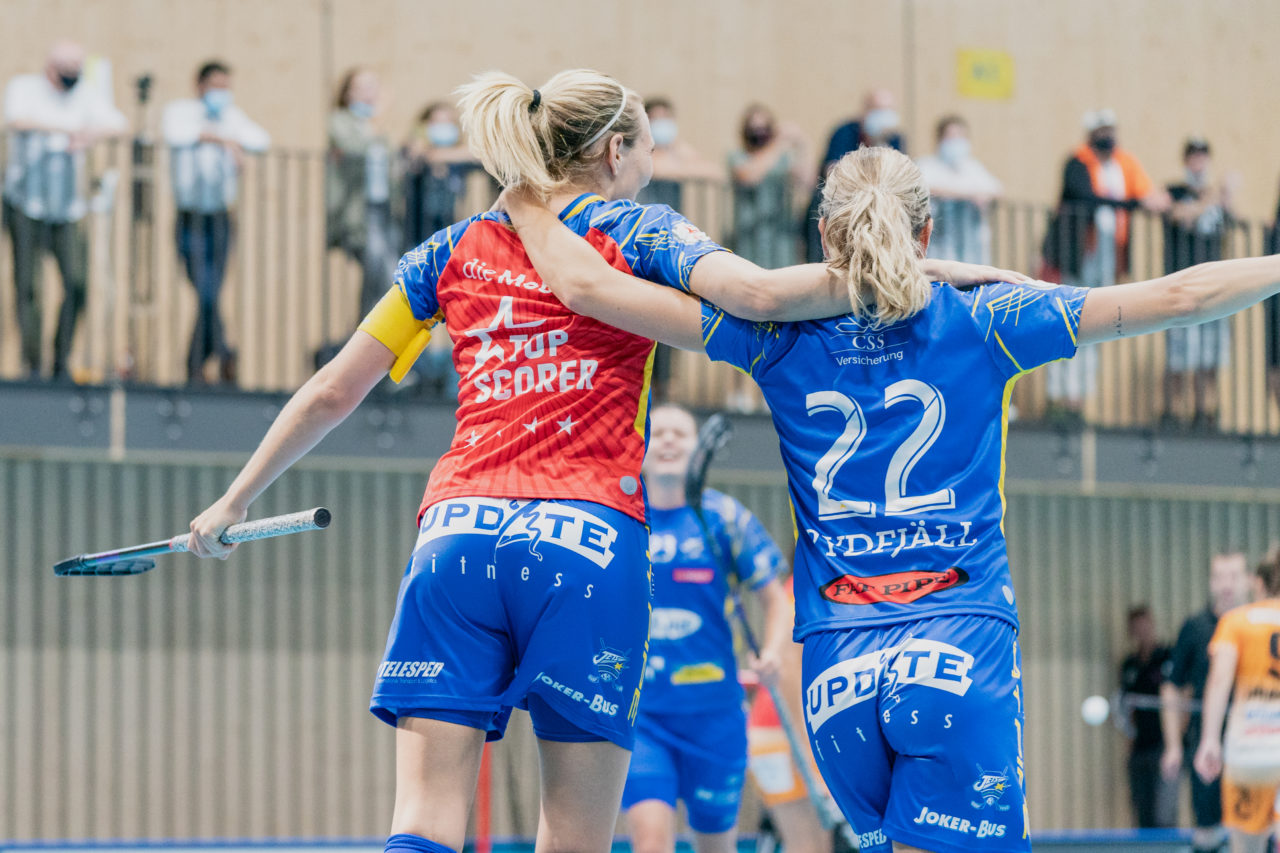 Frauen NLA Runde 2 2020/21, Switzerland: 20.09.2020, Kloten, Stighag, Michelle Wiki (Nr. 6, Kloten-Dietlikon Jets) jubelt mit Iza Rydfjäll (Nr. 22, Kloten-Dietlikon Jets) 

Credit: Claudio Schwarz, unihockey-fotos.ch