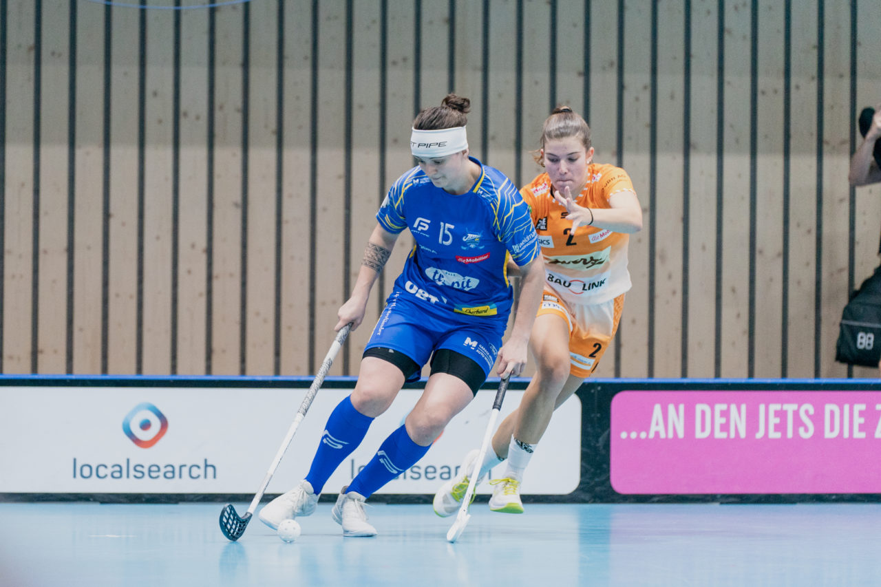 Frauen NLA Runde 2 2020/21, Switzerland: 20.09.2020, Kloten, Stighag, Natalie Martinakova (Nr. 15, Kloten-Dietlikon Jets) am Ball

Credit: Claudio Schwarz, unihockey-fotos.ch