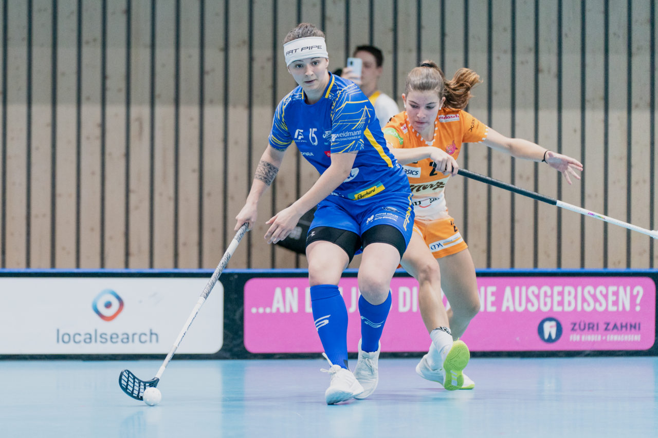 Frauen NLA Runde 2 2020/21, Switzerland: 20.09.2020, Kloten, Stighag, Natalie Martinakova (Nr. 15, Kloten-Dietlikon Jets) am Ball

Credit: Claudio Schwarz, unihockey-fotos.ch