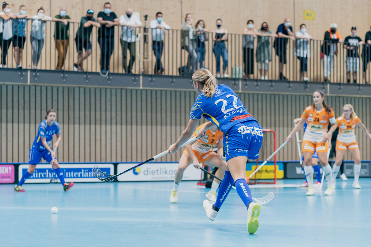 Frauen NLA Runde 2 2020/21, Switzerland: 20.09.2020, Kloten, Stighag, Iza Rydfjäll (Nr. 22, Kloten-Dietlikon Jets) spielt den Ball

Credit: Claudio Schwarz, unihockey-fotos.ch