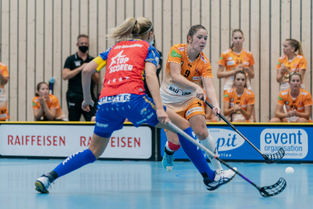 Frauen NLA Runde 2 2020/21, Switzerland: 20.09.2020, Kloten, Stighag, Nela Jiráková (Nr. 9, piranha chur) spielt den Ball

Credit: Claudio Schwarz, unihockey-fotos.ch