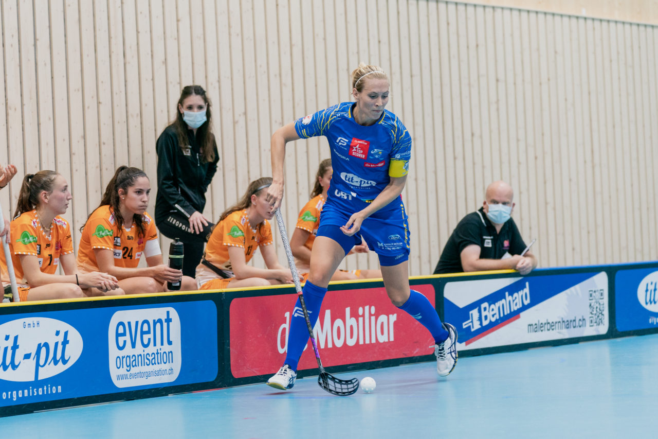 Frauen NLA Runde 2 2020/21, Switzerland: 20.09.2020, Kloten, Stighag, Michelle Wiki (Nr. 6, Kloten-Dietlikon Jets) am Ball

Credit: Claudio Schwarz, unihockey-fotos.ch