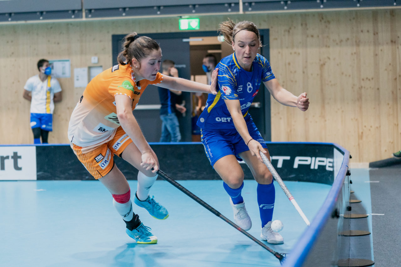 Frauen NLA Runde 2 2020/21, Switzerland: 20.09.2020, Kloten, Stighag, Nela Jiráková (Nr. 9, piranha chur) im Zweikampf mit Brigitte Mischler (Nr. 8, Kloten-Dietlikon Jets) 

Credit: Claudio Schwarz, unihockey-fotos.ch