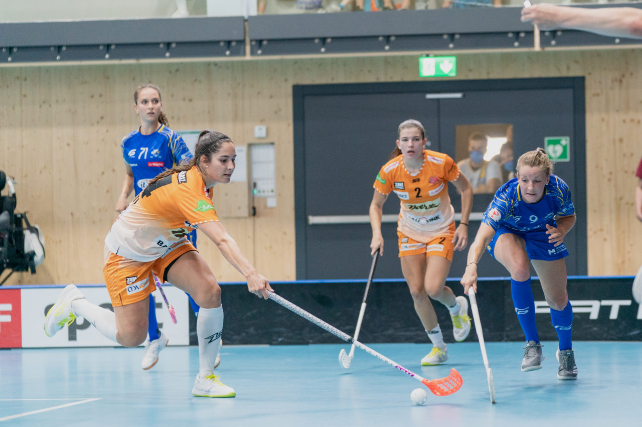 Frauen NLA Runde 2 2020/21, Switzerland: 20.09.2020, Kloten, Stighag, Flurina Marti (Nr. 24, piranha chur) und Mirjam Hintermann (Nr. 9, Kloten-Dietlikon Jets) strecken sich nach dem Ball

Credit: Claudio Schwarz, unihockey-fotos.ch