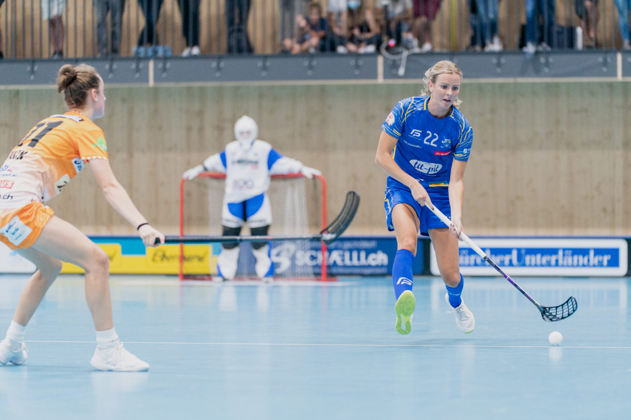 Frauen NLA Runde 2 2020/21, Switzerland: 20.09.2020, Kloten, Stighag, Iza Rydfjäll (Nr. 22, Kloten-Dietlikon Jets) am Ball

Credit: Claudio Schwarz, unihockey-fotos.ch