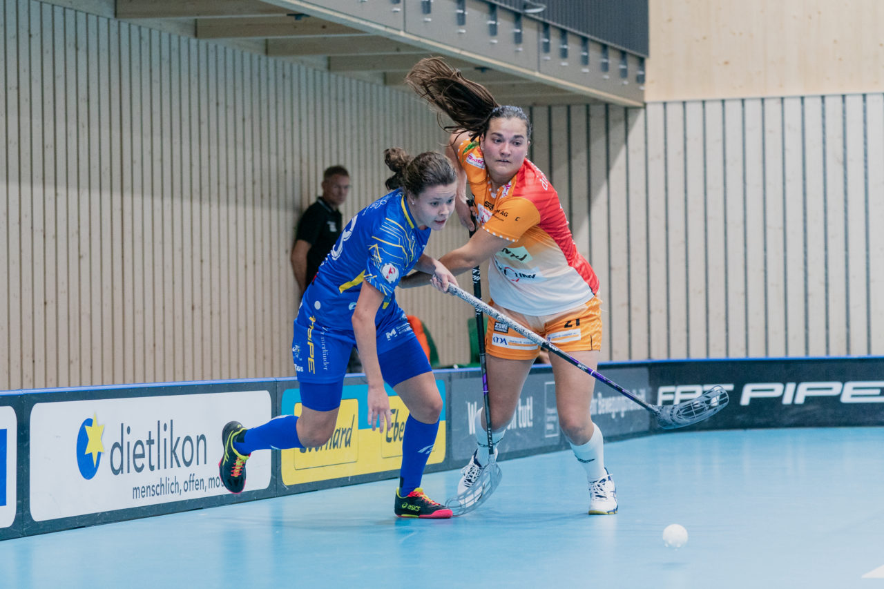 Frauen NLA Runde 2 2020/21, Switzerland: 20.09.2020, Kloten, Stighag, Isabelle Gerig (Nr. 23, Kloten-Dietlikon Jets) und Corin Rüttimann (Nr. 21, piranha chur) kämpfen um den Ball

Credit: Claudio Schwarz, unihockey-fotos.ch