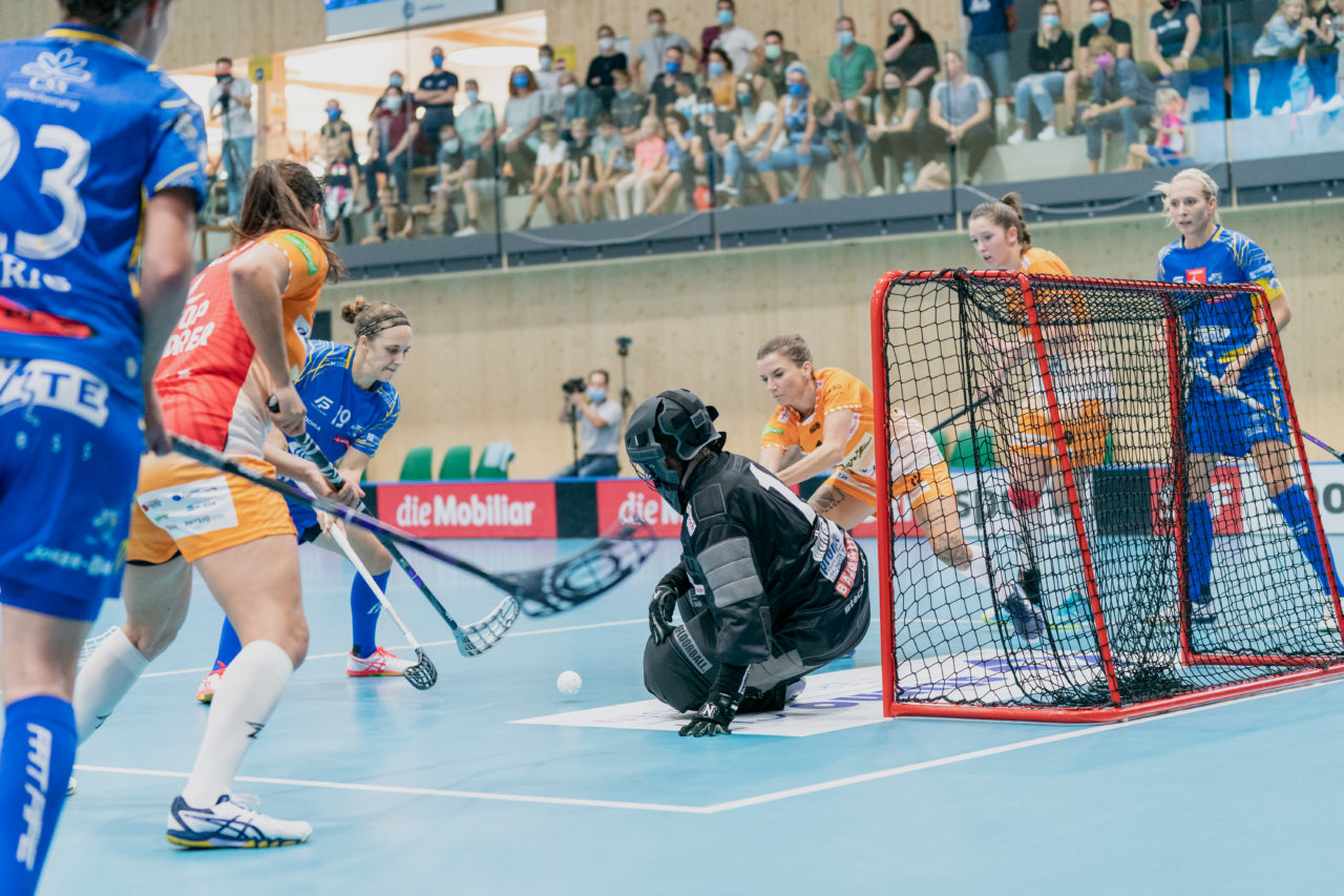Frauen NLA Runde 2 2020/21, Switzerland: 20.09.2020, Kloten, Stighag, Julia Suter (Nr. 19, Kloten-Dietlikon Jets) vergibt gegen Jill Münger (Nr. 1, piranha chur) 

Credit: Claudio Schwarz, unihockey-fotos.ch