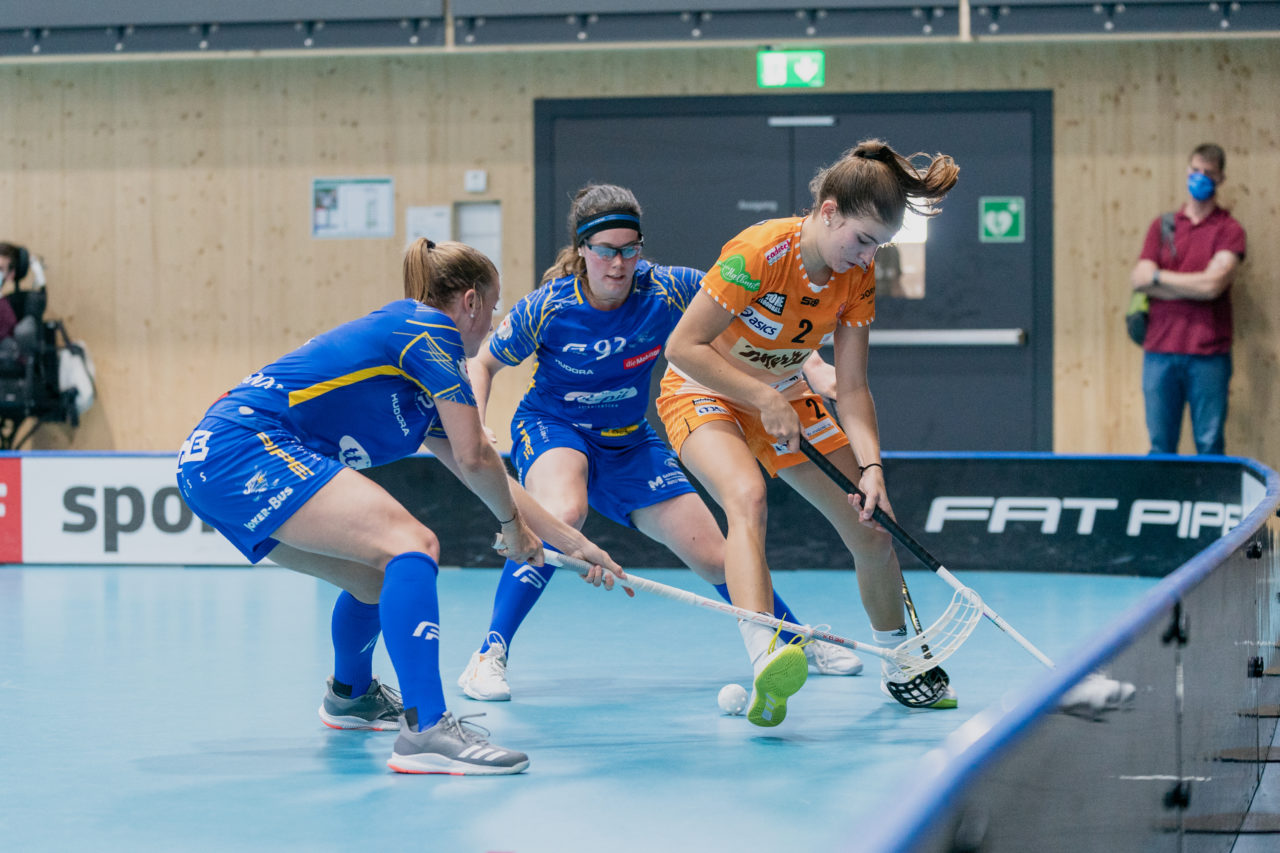 Frauen NLA Runde 2 2020/21, Switzerland: 20.09.2020, Kloten, Stighag, Jana Putzi (Nr. 2, piranha chur) umringt von Mirjam Hintermann (Nr. 9, Kloten-Dietlikon Jets) und Tanja Bühler (Nr. 92, Kloten-Dietlikon Jets) 

Credit: Claudio Schwarz, unihockey-fotos.ch