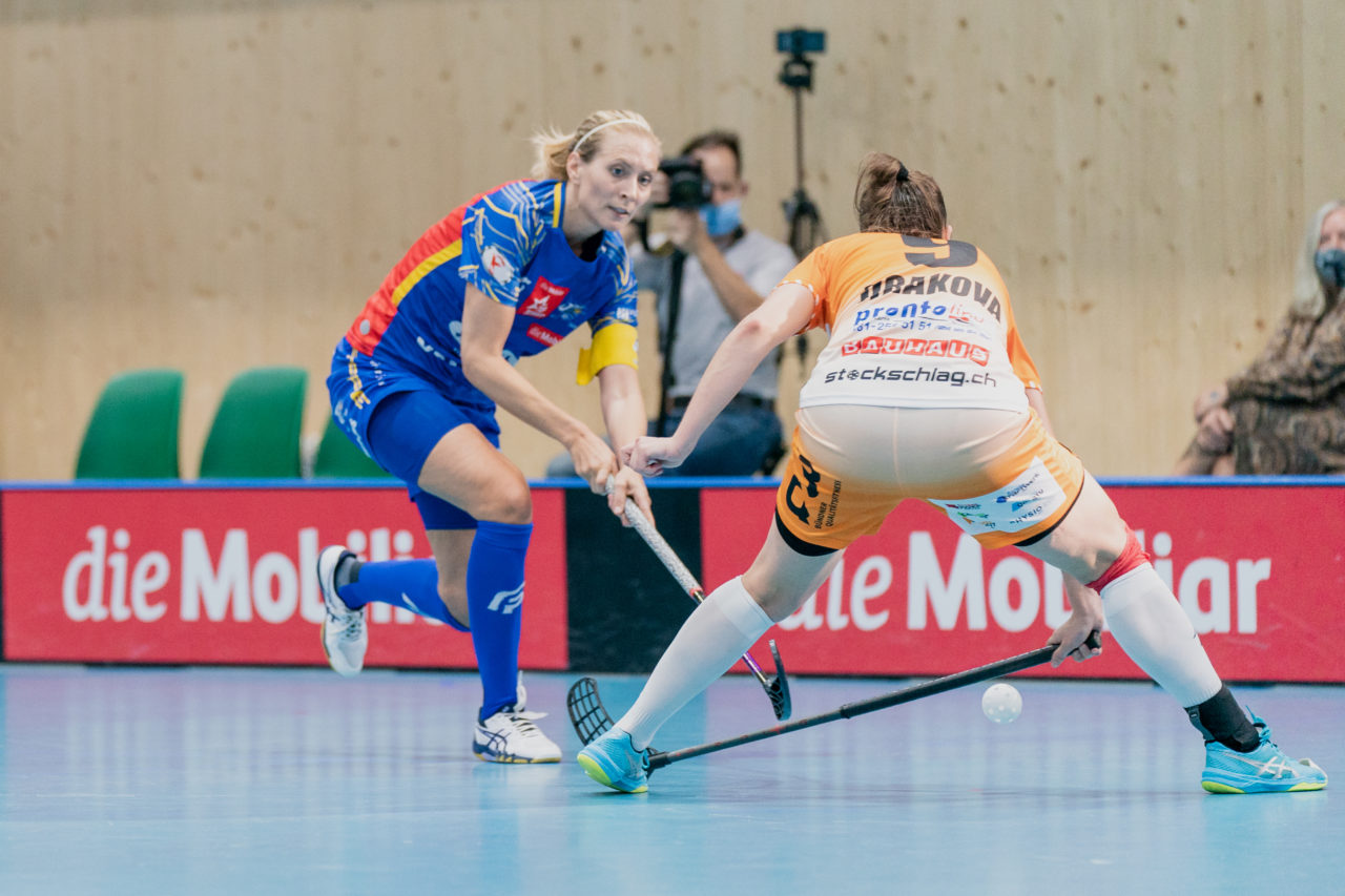 Frauen NLA Runde 2 2020/21, Switzerland: 20.09.2020, Kloten, Stighag, Michelle Wiki (Nr. 6, Kloten-Dietlikon Jets) spielt den Ball

Credit: Claudio Schwarz, unihockey-fotos.ch