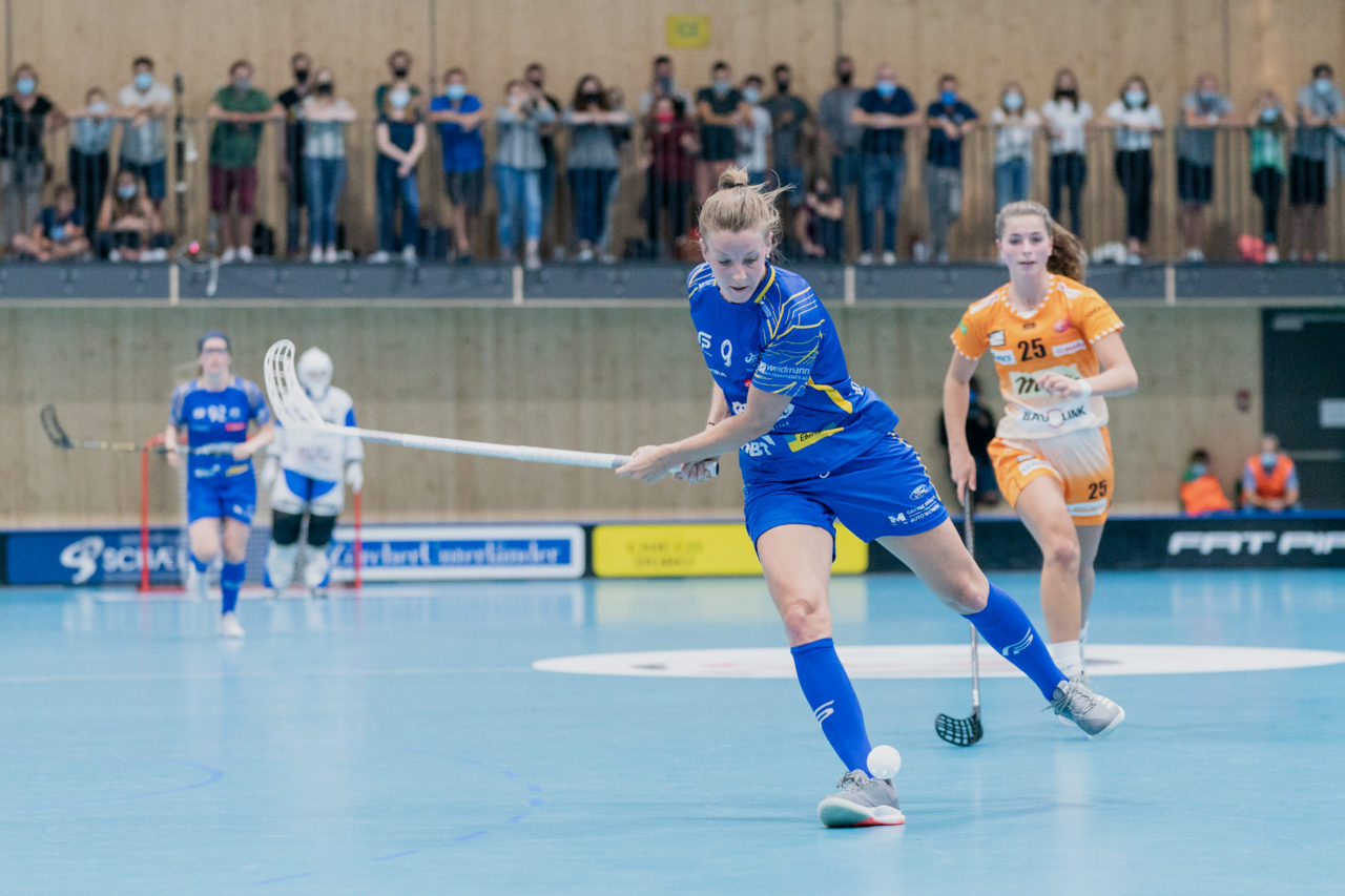 Frauen NLA Runde 2 2020/21, Switzerland: 20.09.2020, Kloten, Stighag, Mirjam Hintermann (Nr. 9, Kloten-Dietlikon Jets) versuchts mit einer Backhand

Credit: Claudio Schwarz, unihockey-fotos.ch