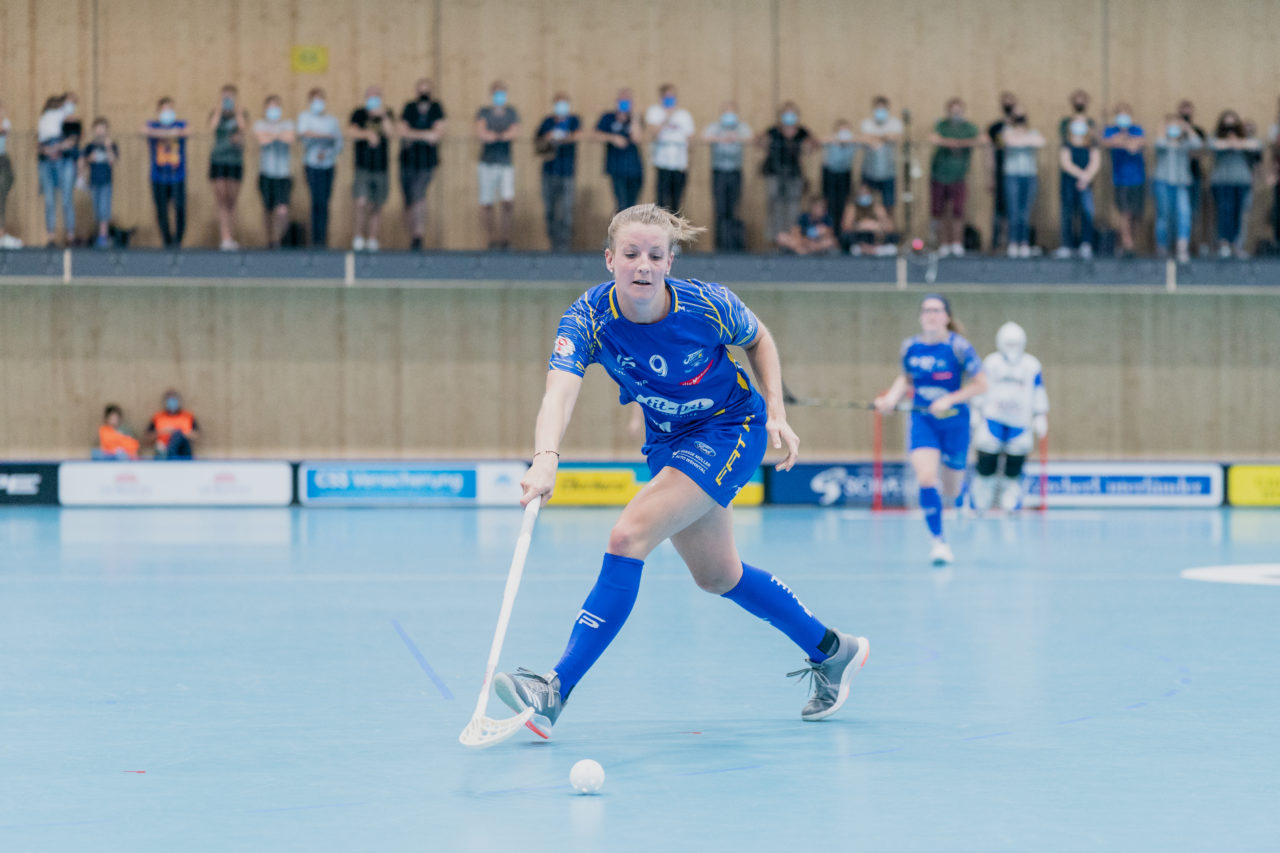Frauen NLA Runde 2 2020/21, Switzerland: 20.09.2020, Kloten, Stighag, Mirjam Hintermann (Nr. 9, Kloten-Dietlikon Jets) am Ball

Credit: Claudio Schwarz, unihockey-fotos.ch