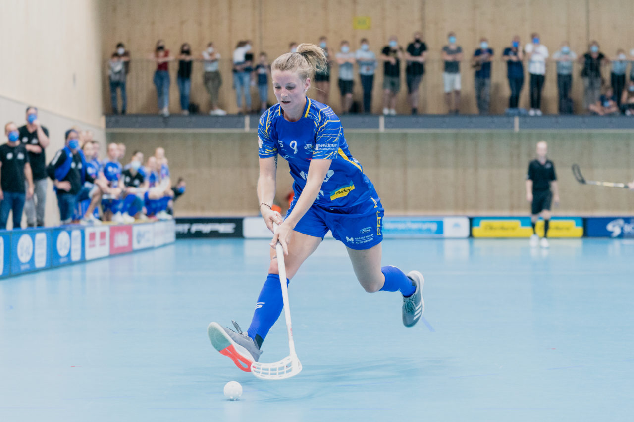 Frauen NLA Runde 2 2020/21, Switzerland: 20.09.2020, Kloten, Stighag, Mirjam Hintermann (Nr. 9, Kloten-Dietlikon Jets) am Ball

Credit: Claudio Schwarz, unihockey-fotos.ch