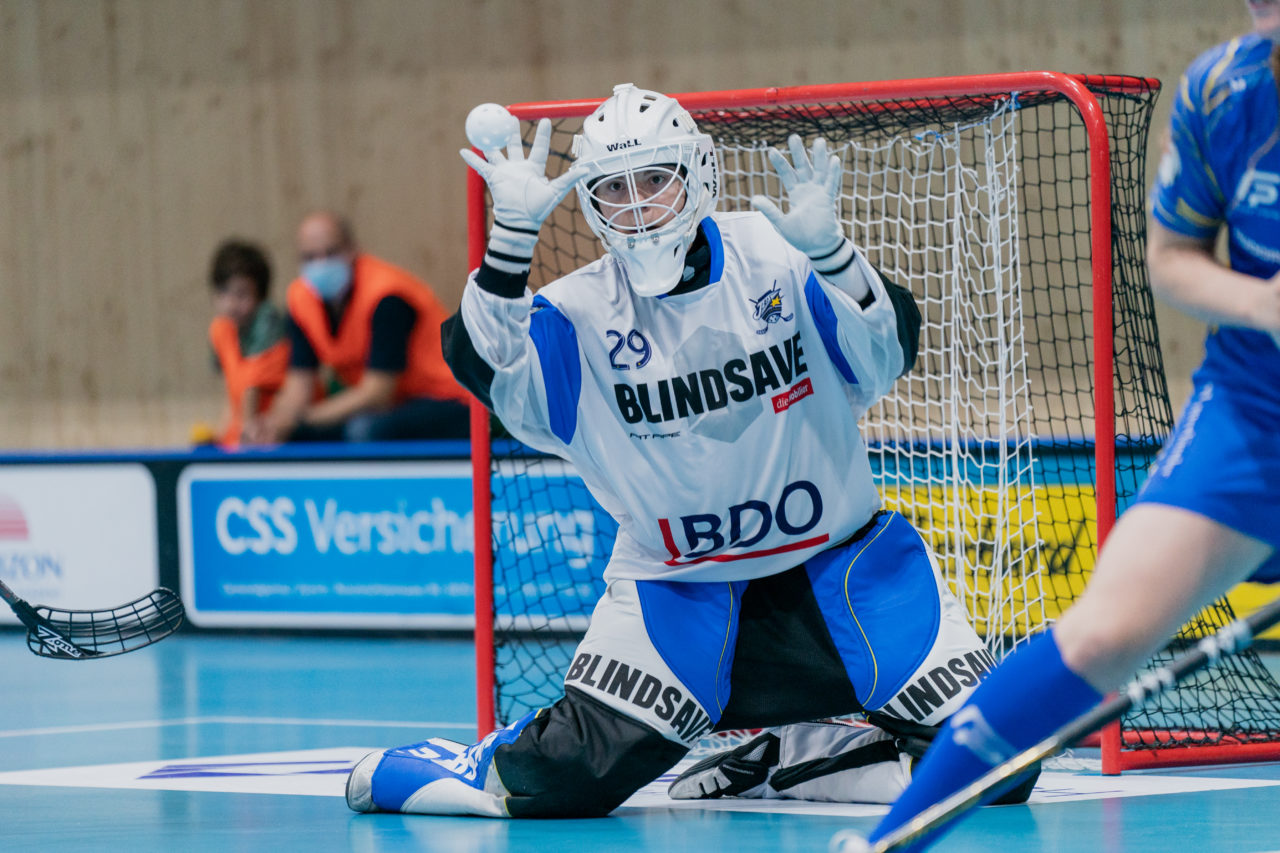 Frauen NLA Runde 2 2020/21, Switzerland: 20.09.2020, Kloten, Stighag, Monika Schmid (Nr. 29, Kloten-Dietlikon Jets) wehrt den Ball ab

Credit: Claudio Schwarz, unihockey-fotos.ch
