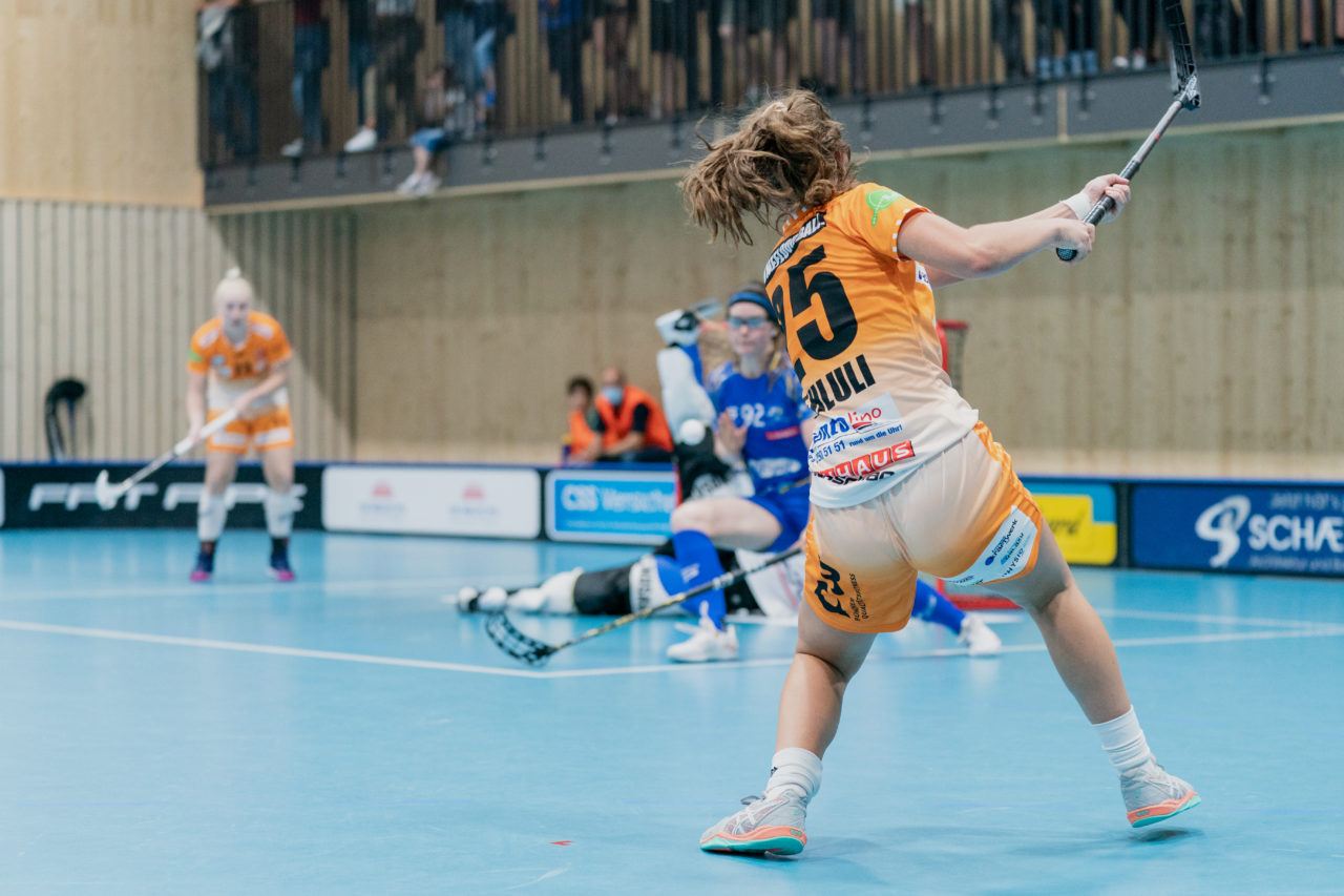 Frauen NLA Runde 2 2020/21, Switzerland: 20.09.2020, Kloten, Stighag, Gentiana Behluli (Nr. 25, piranha chur) schiesst

Credit: Claudio Schwarz, unihockey-fotos.ch