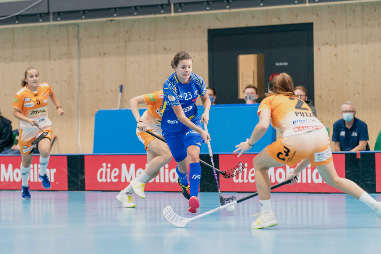 Frauen NLA Runde 2 2020/21, Switzerland: 20.09.2020, Kloten, Stighag, Isabelle Gerig (Nr. 23, Kloten-Dietlikon Jets) am Ball

Credit: Claudio Schwarz, unihockey-fotos.ch