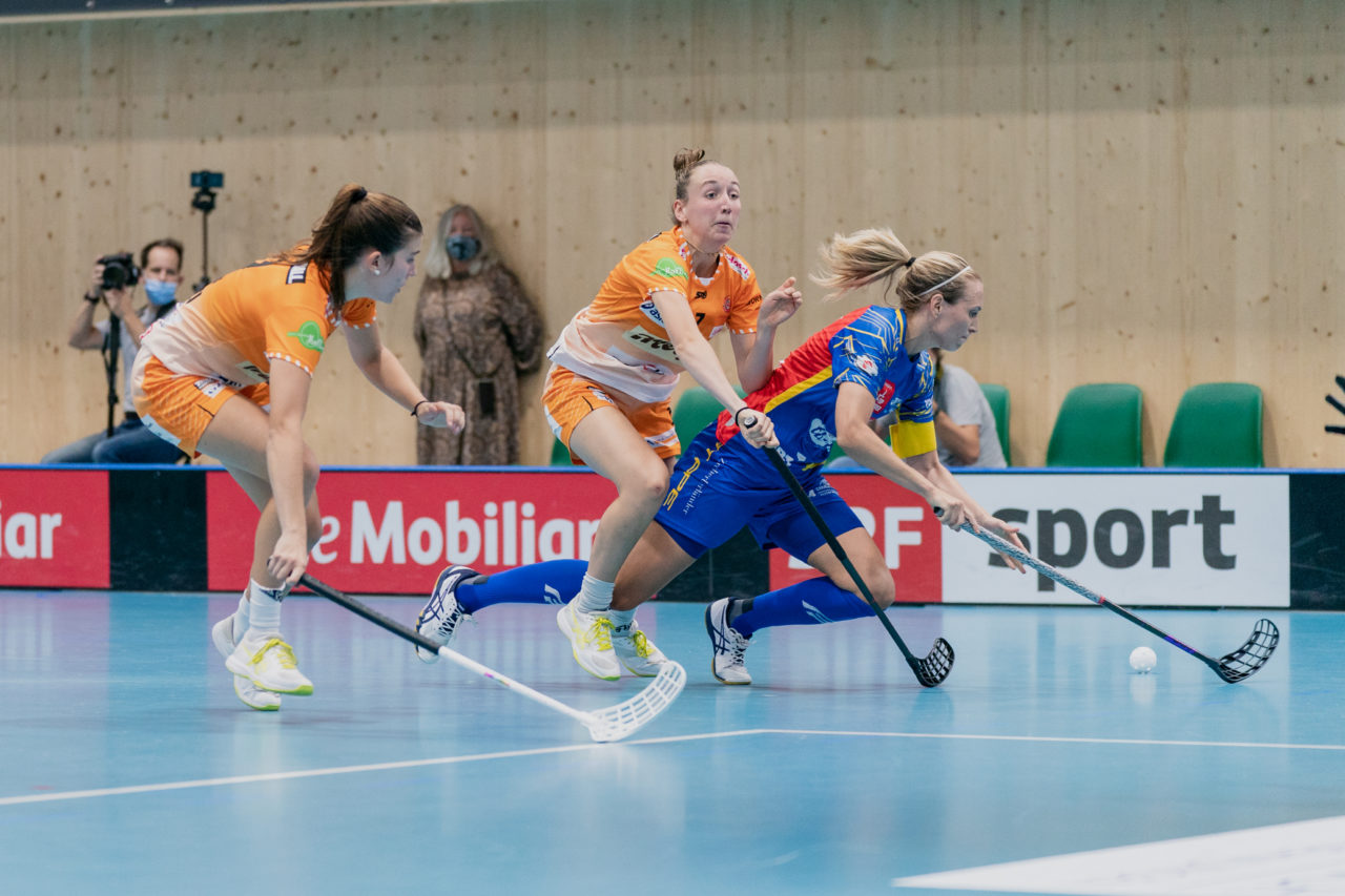 Frauen NLA Runde 2 2020/21, Switzerland: 20.09.2020, Kloten, Stighag, Laila Ediz (Nr. 7, piranha chur) stösst Michelle Wiki (Nr. 6, Kloten-Dietlikon Jets) um

Credit: Claudio Schwarz, unihockey-fotos.ch