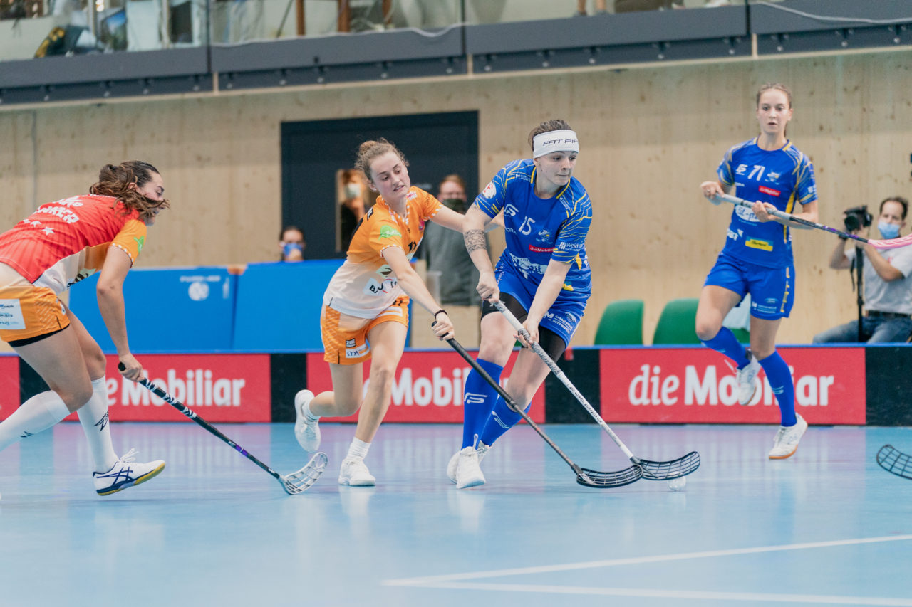 Frauen NLA Runde 2 2020/21, Switzerland: 20.09.2020, Kloten, Stighag, Natalie Martinakova (Nr. 15, Kloten-Dietlikon Jets) am Ball

Credit: Claudio Schwarz, unihockey-fotos.ch