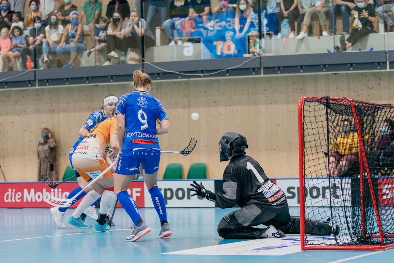 Frauen NLA Runde 2 2020/21, Switzerland: 20.09.2020, Kloten, Stighag, der Ball fliegt in Richtung Jill Münger (Nr. 1, piranha chur) 

Credit: Claudio Schwarz, unihockey-fotos.ch